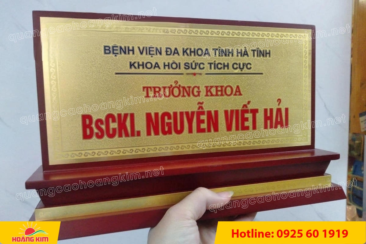 bien chuc danh mat dong de go tam cap dep 107 - BIỂN CHỨC DANH MẶT ĐỒNG ĐẾ GỖ TAM CẤP &ndash; D&Ograve;NG CAO CẤP CHO L&Atilde;NH ĐẠO