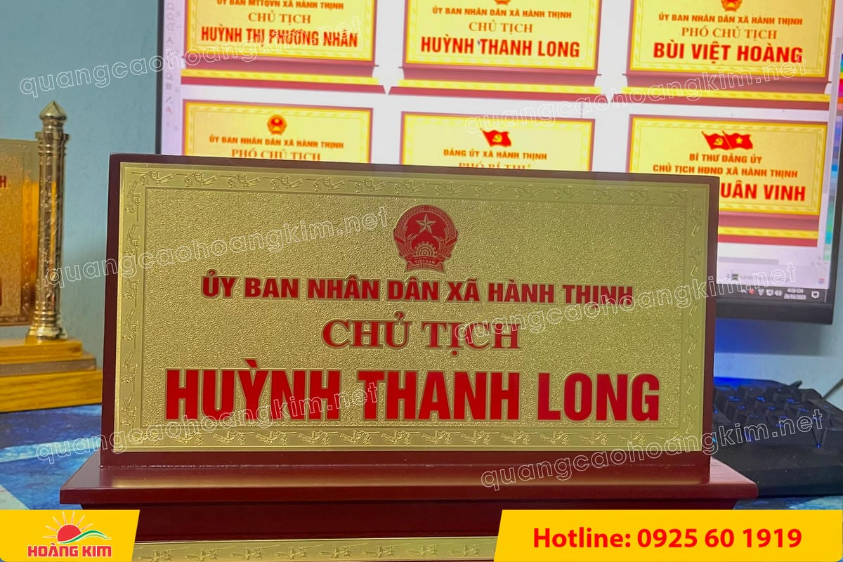 bien chuc danh mat dong de go tam cap dep 109 - BIỂN CHỨC DANH MẶT ĐỒNG ĐẾ GỖ TAM CẤP &ndash; D&Ograve;NG CAO CẤP CHO L&Atilde;NH ĐẠO