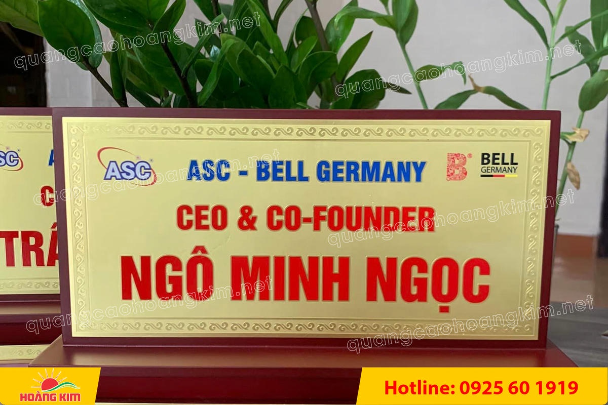 bien chuc danh mat dong de go tam cap dep 120 - BIỂN CHỨC DANH MẶT ĐỒNG ĐẾ GỖ TAM CẤP &ndash; D&Ograve;NG CAO CẤP CHO L&Atilde;NH ĐẠO