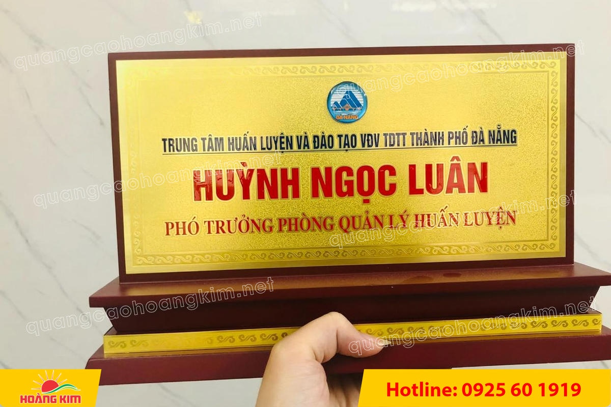 bien chuc danh mat dong de go tam cap dep 122 - BIỂN CHỨC DANH MẶT ĐỒNG ĐẾ GỖ TAM CẤP &ndash; D&Ograve;NG CAO CẤP CHO L&Atilde;NH ĐẠO