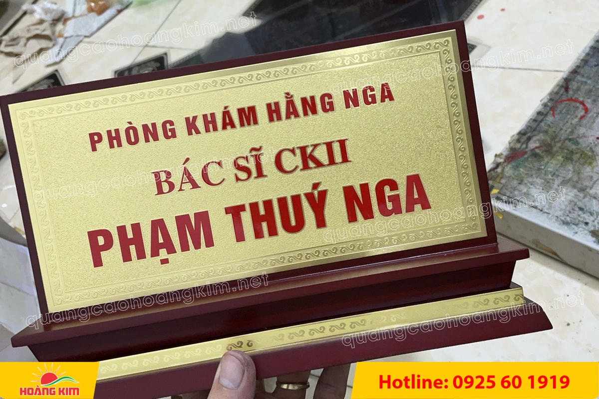 bien chuc danh mat dong de go tam cap dep 138 - BIỂN CHỨC DANH MẶT ĐỒNG ĐẾ GỖ TAM CẤP &ndash; D&Ograve;NG CAO CẤP CHO L&Atilde;NH ĐẠO