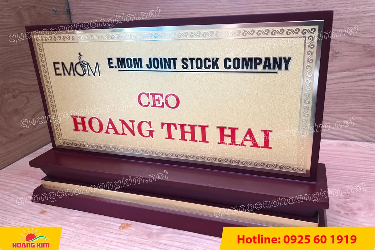 bien chuc danh mat dong de go tam cap dep 140 - BIỂN CHỨC DANH MẶT ĐỒNG ĐẾ GỖ TAM CẤP &ndash; D&Ograve;NG CAO CẤP CHO L&Atilde;NH ĐẠO
