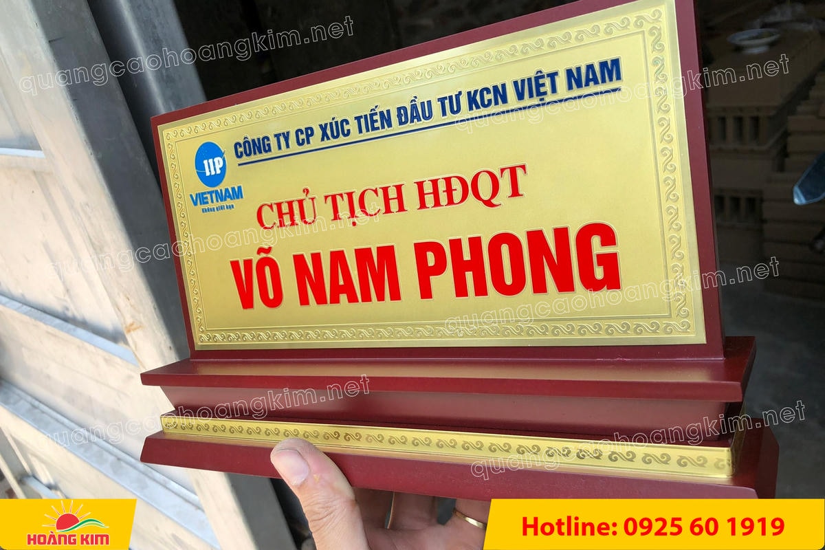 bien chuc danh mat dong de go tam cap dep 143 - BIỂN CHỨC DANH MẶT ĐỒNG ĐẾ GỖ TAM CẤP &ndash; D&Ograve;NG CAO CẤP CHO L&Atilde;NH ĐẠO