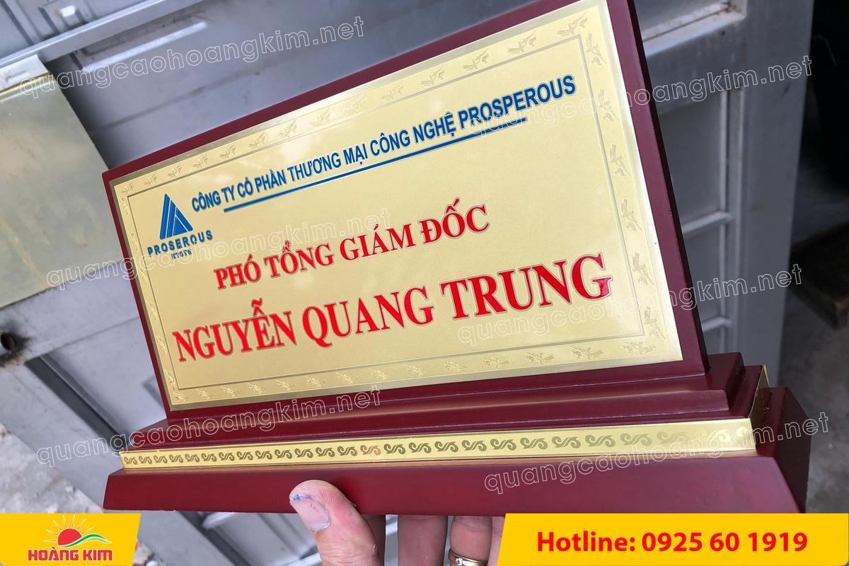 bien chuc danh mat dong de go tam cap dep 144 - BIỂN CHỨC DANH MẶT ĐỒNG ĐẾ GỖ TAM CẤP &ndash; D&Ograve;NG CAO CẤP CHO L&Atilde;NH ĐẠO