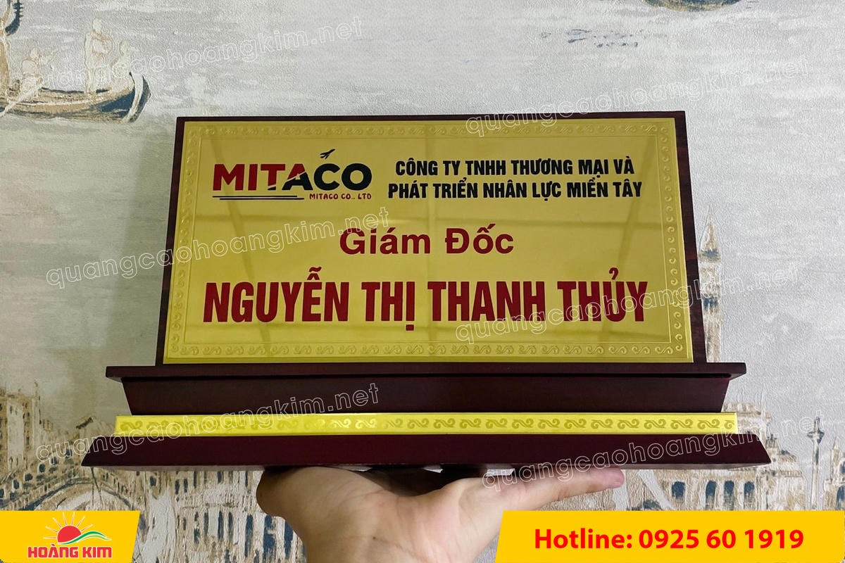 bien chuc danh mat dong de go tam cap dep 146 - BIỂN CHỨC DANH MẶT ĐỒNG ĐẾ GỖ TAM CẤP &ndash; D&Ograve;NG CAO CẤP CHO L&Atilde;NH ĐẠO
