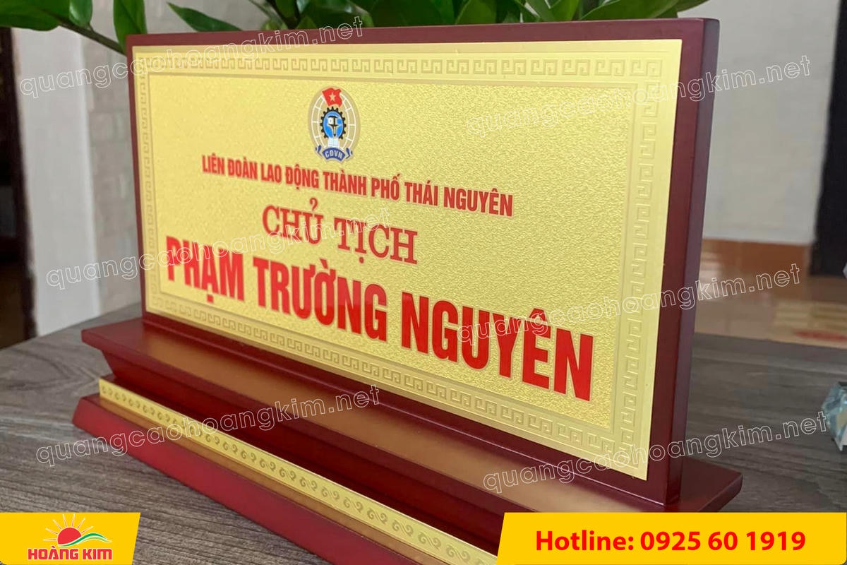 bien chuc danh mat dong de go tam cap dep 149 - BIỂN CHỨC DANH MẶT ĐỒNG ĐẾ GỖ TAM CẤP &ndash; D&Ograve;NG CAO CẤP CHO L&Atilde;NH ĐẠO