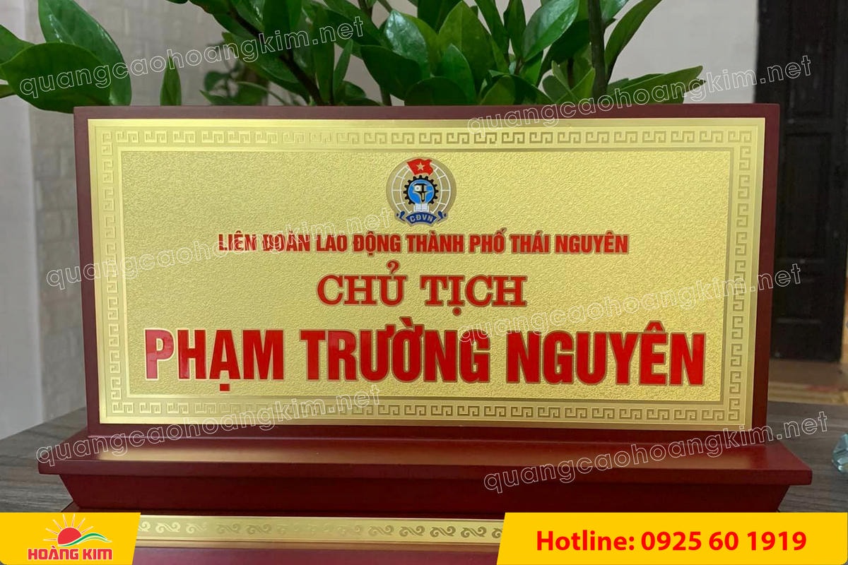 bien chuc danh mat dong de go tam cap dep 150 - BIỂN CHỨC DANH MẶT ĐỒNG ĐẾ GỖ TAM CẤP &ndash; D&Ograve;NG CAO CẤP CHO L&Atilde;NH ĐẠO