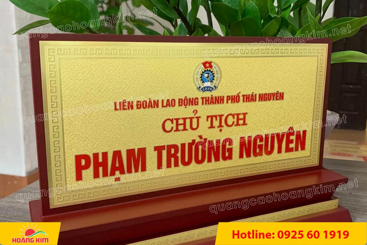 bien chuc danh mat dong de go tam cap dep 151 - BIỂN CHỨC DANH MẶT ĐỒNG ĐẾ GỖ TAM CẤP &ndash; D&Ograve;NG CAO CẤP CHO L&Atilde;NH ĐẠO