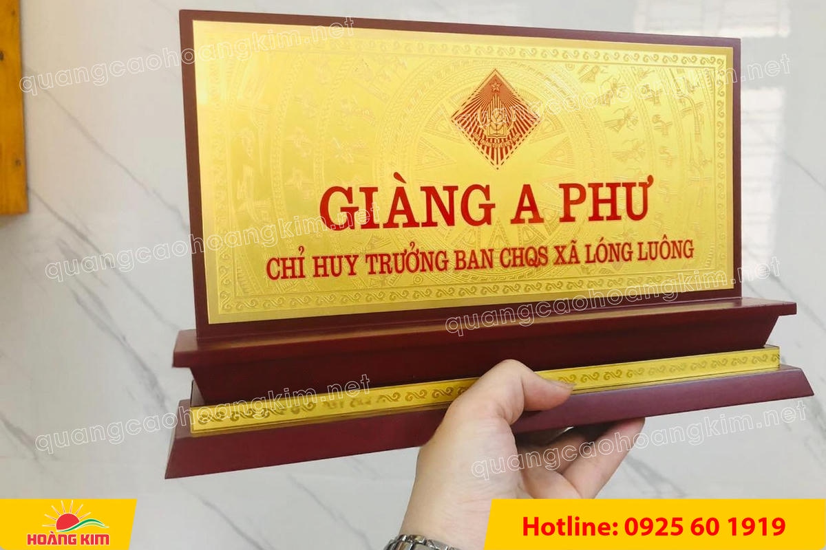 bien chuc danh mat dong de go tam cap dep 153 - BIỂN CHỨC DANH MẶT ĐỒNG ĐẾ GỖ TAM CẤP &ndash; D&Ograve;NG CAO CẤP CHO L&Atilde;NH ĐẠO