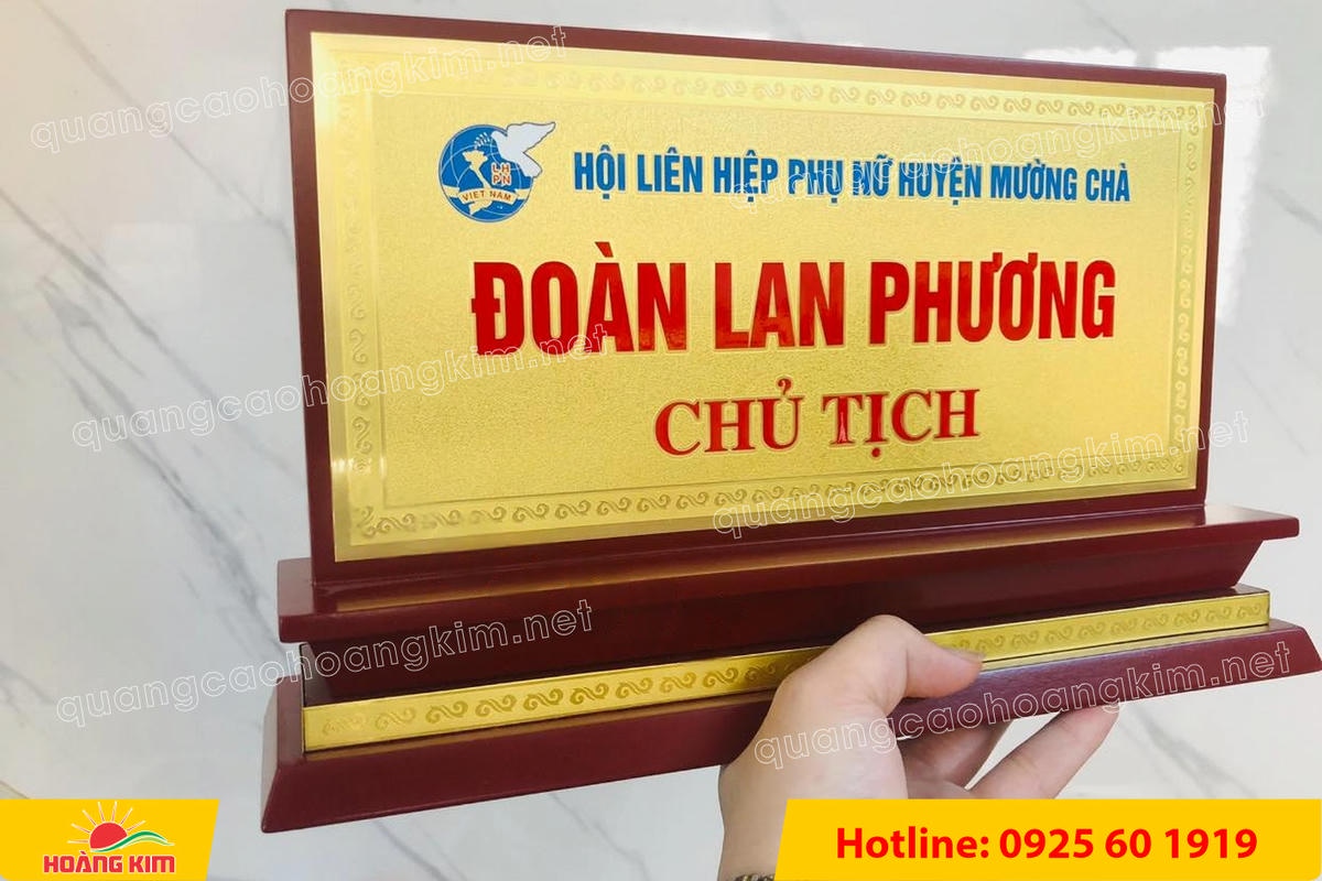 bien chuc danh mat dong de go tam cap dep 156 - BIỂN CHỨC DANH MẶT ĐỒNG ĐẾ GỖ TAM CẤP &ndash; D&Ograve;NG CAO CẤP CHO L&Atilde;NH ĐẠO