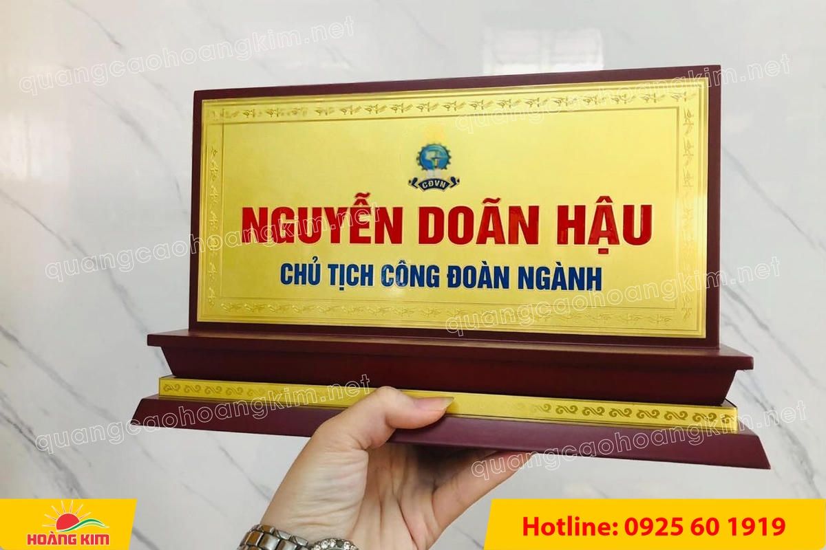 bien chuc danh mat dong de go tam cap dep 158 - BIỂN CHỨC DANH MẶT ĐỒNG ĐẾ GỖ TAM CẤP &ndash; D&Ograve;NG CAO CẤP CHO L&Atilde;NH ĐẠO