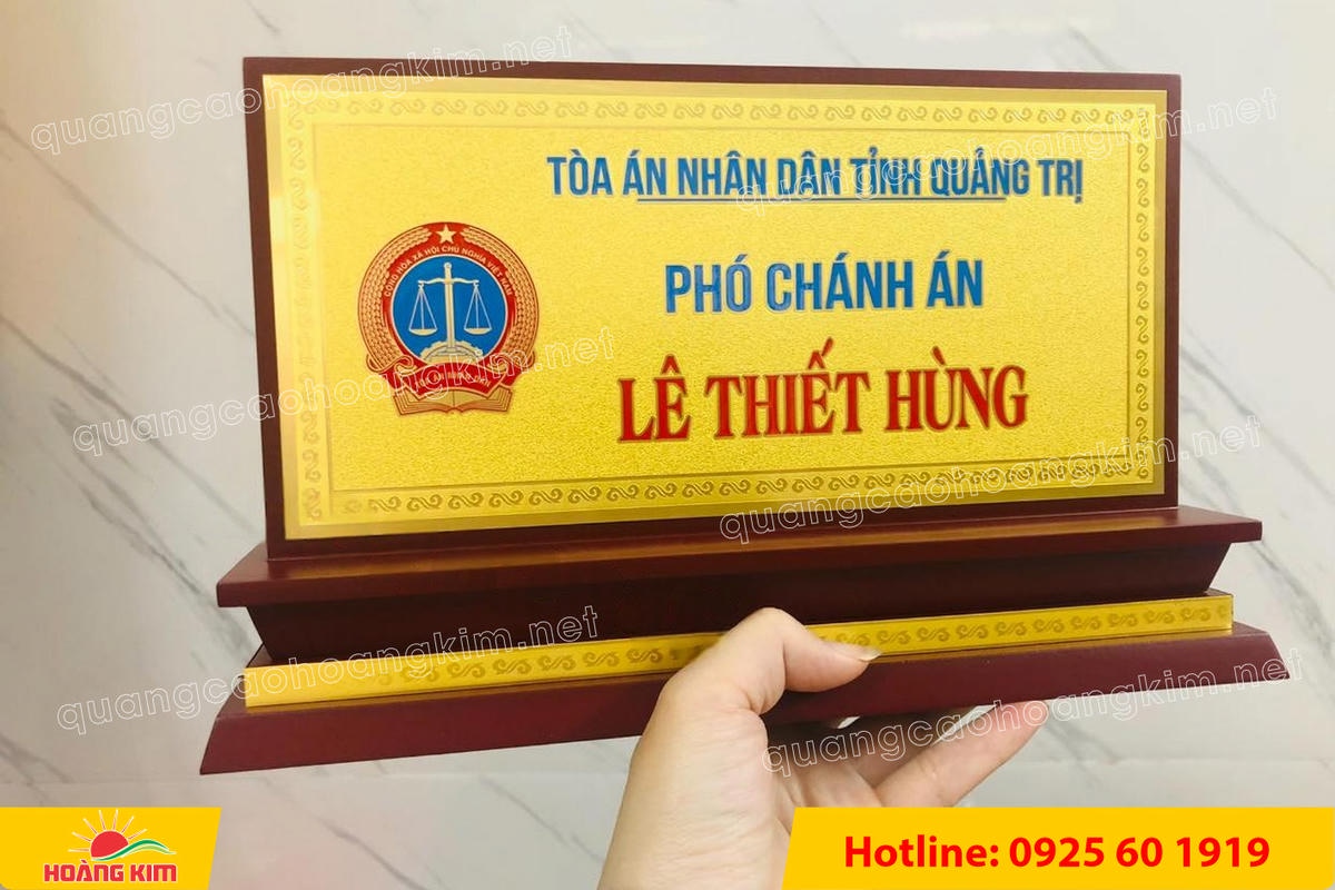 bien chuc danh mat dong de go tam cap dep 160 - BIỂN CHỨC DANH MẶT ĐỒNG ĐẾ GỖ TAM CẤP &ndash; D&Ograve;NG CAO CẤP CHO L&Atilde;NH ĐẠO