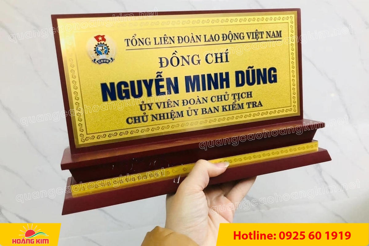 bien chuc danh mat dong de go tam cap dep 161 - BIỂN CHỨC DANH MẶT ĐỒNG ĐẾ GỖ TAM CẤP &ndash; D&Ograve;NG CAO CẤP CHO L&Atilde;NH ĐẠO