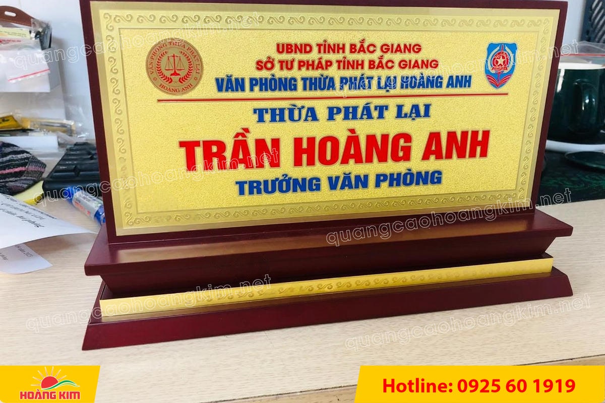bien chuc danh mat dong de go tam cap dep 163 - BIỂN CHỨC DANH MẶT ĐỒNG ĐẾ GỖ TAM CẤP &ndash; D&Ograve;NG CAO CẤP CHO L&Atilde;NH ĐẠO