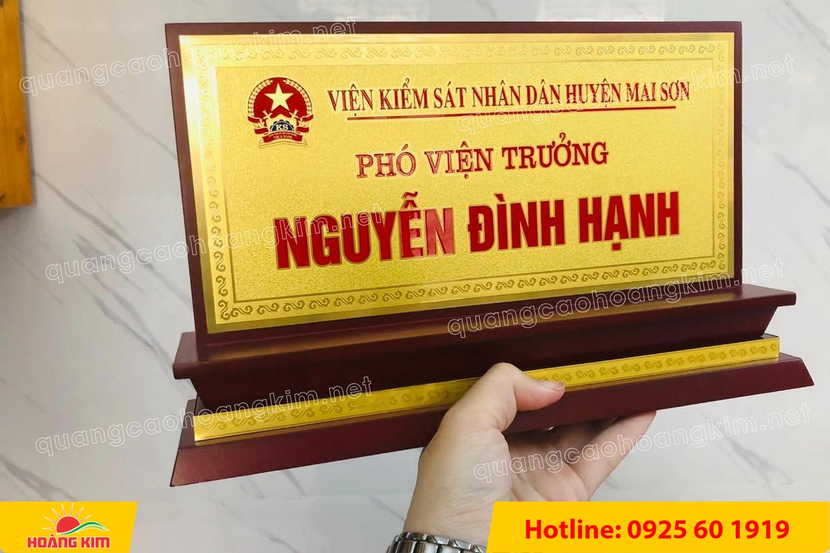 bien chuc danh mat dong de go tam cap dep 166 - BIỂN CHỨC DANH MẶT ĐỒNG ĐẾ GỖ TAM CẤP &ndash; D&Ograve;NG CAO CẤP CHO L&Atilde;NH ĐẠO