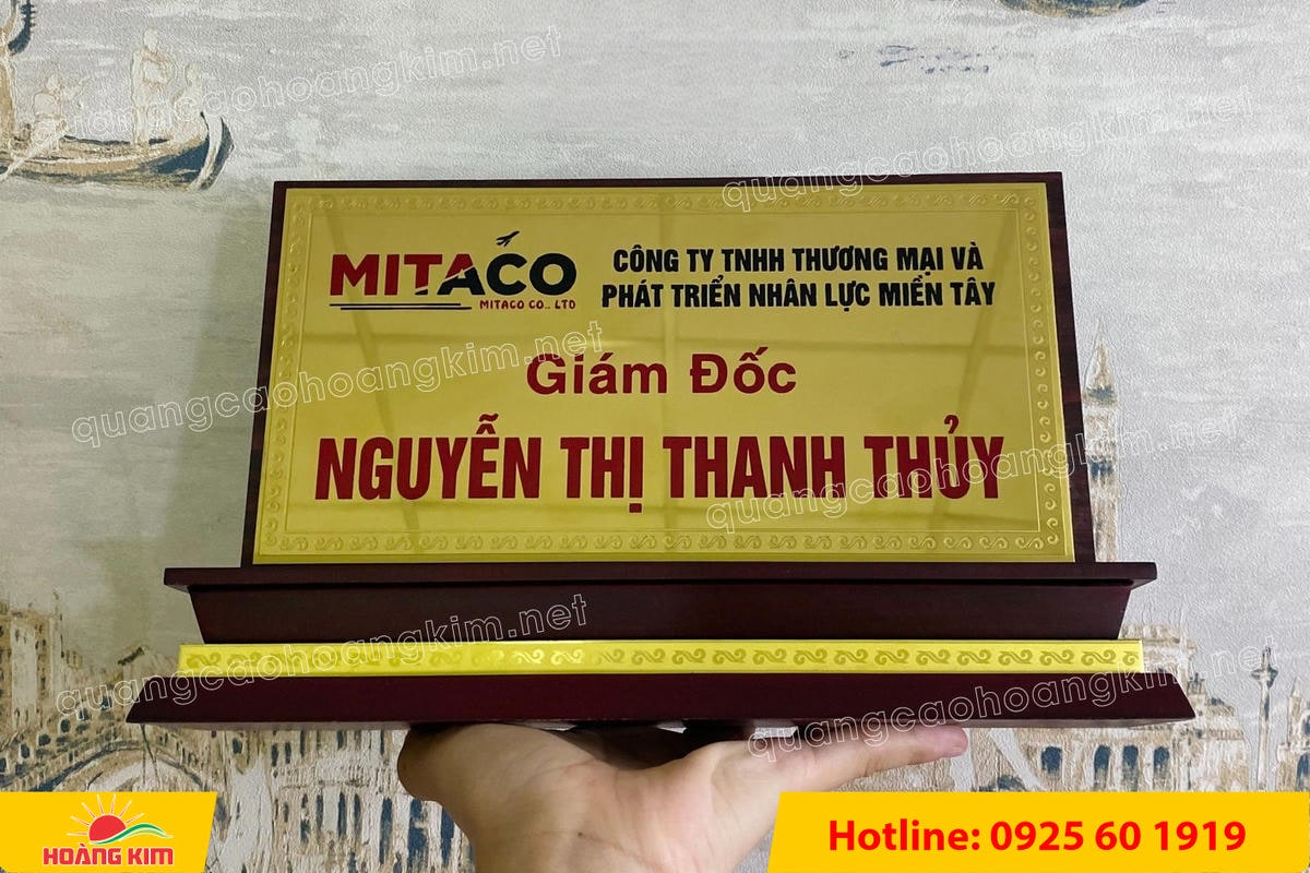 bien chuc danh mat dong de go tam cap dep 170 - BIỂN CHỨC DANH MẶT ĐỒNG ĐẾ GỖ TAM CẤP &ndash; D&Ograve;NG CAO CẤP CHO L&Atilde;NH ĐẠO