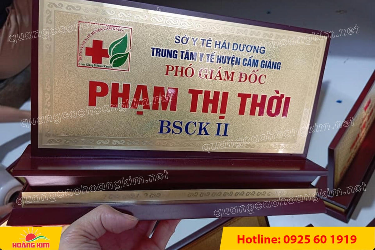 bien chuc danh mat dong de go tam cap dep 175 - BIỂN CHỨC DANH MẶT ĐỒNG ĐẾ GỖ TAM CẤP &ndash; D&Ograve;NG CAO CẤP CHO L&Atilde;NH ĐẠO