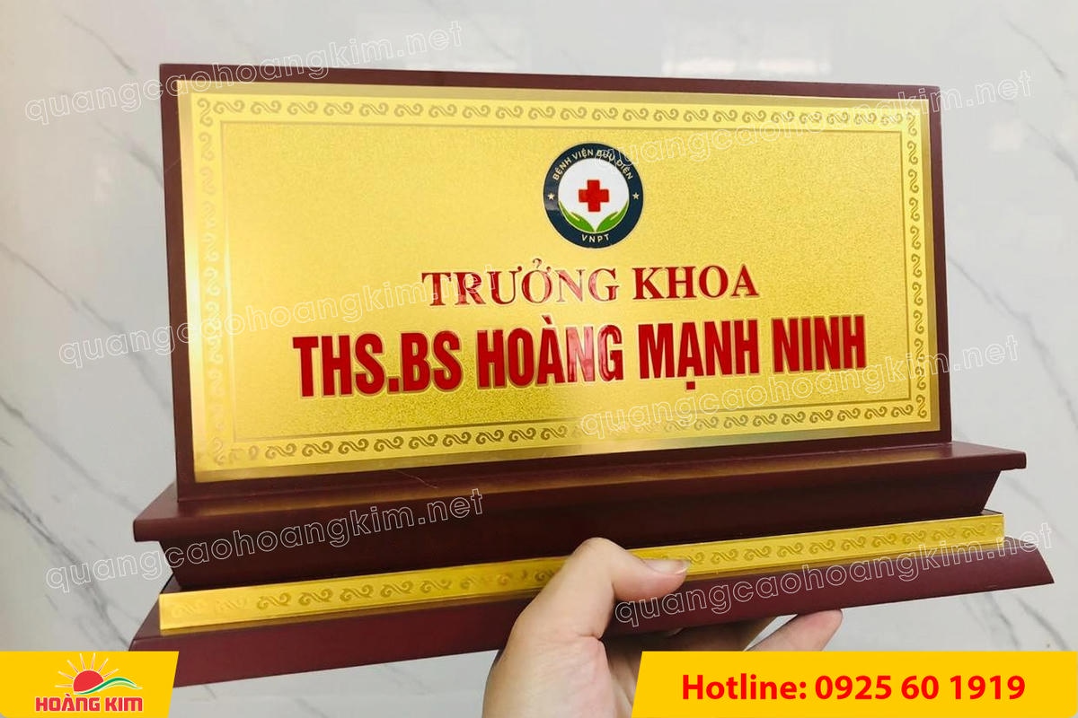 bien chuc danh mat dong de go tam cap dep 176 - BIỂN CHỨC DANH MẶT ĐỒNG ĐẾ GỖ TAM CẤP &ndash; D&Ograve;NG CAO CẤP CHO L&Atilde;NH ĐẠO