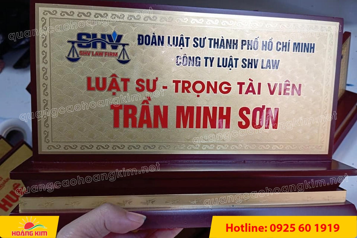 bien chuc danh mat dong de go tam cap dep 178 - BIỂN CHỨC DANH MẶT ĐỒNG ĐẾ GỖ TAM CẤP &ndash; D&Ograve;NG CAO CẤP CHO L&Atilde;NH ĐẠO