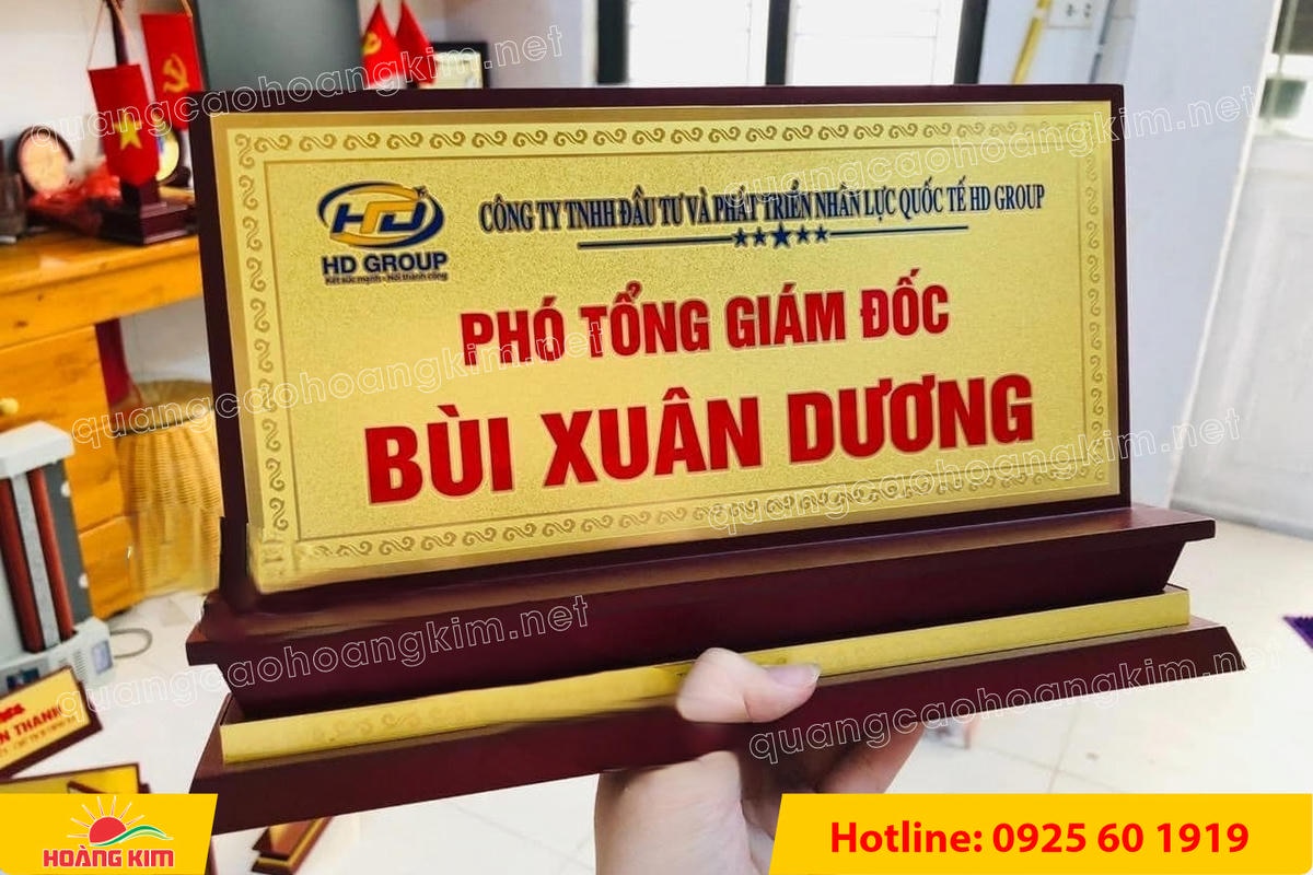 bien chuc danh mat dong de go tam cap dep 179 - BIỂN CHỨC DANH MẶT ĐỒNG ĐẾ GỖ TAM CẤP &ndash; D&Ograve;NG CAO CẤP CHO L&Atilde;NH ĐẠO