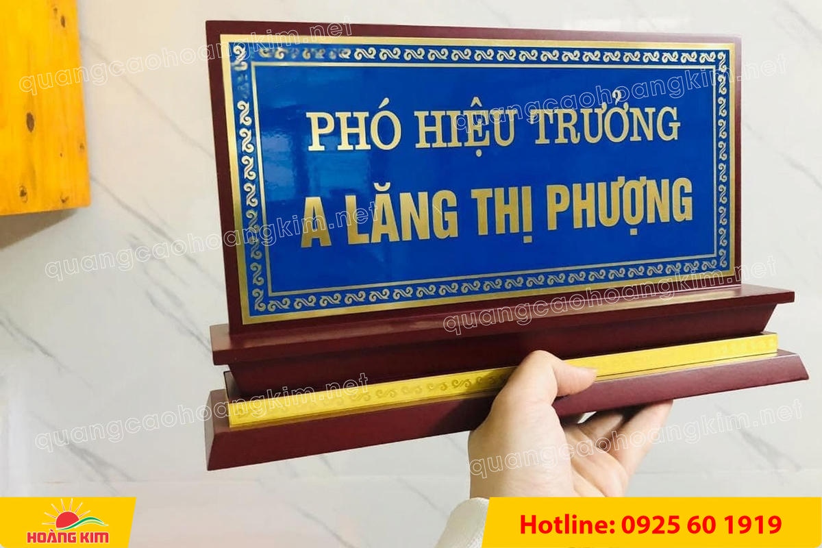bien chuc danh mat dong de go tam cap dep 180 - BIỂN CHỨC DANH MẶT ĐỒNG ĐẾ GỖ TAM CẤP &ndash; D&Ograve;NG CAO CẤP CHO L&Atilde;NH ĐẠO
