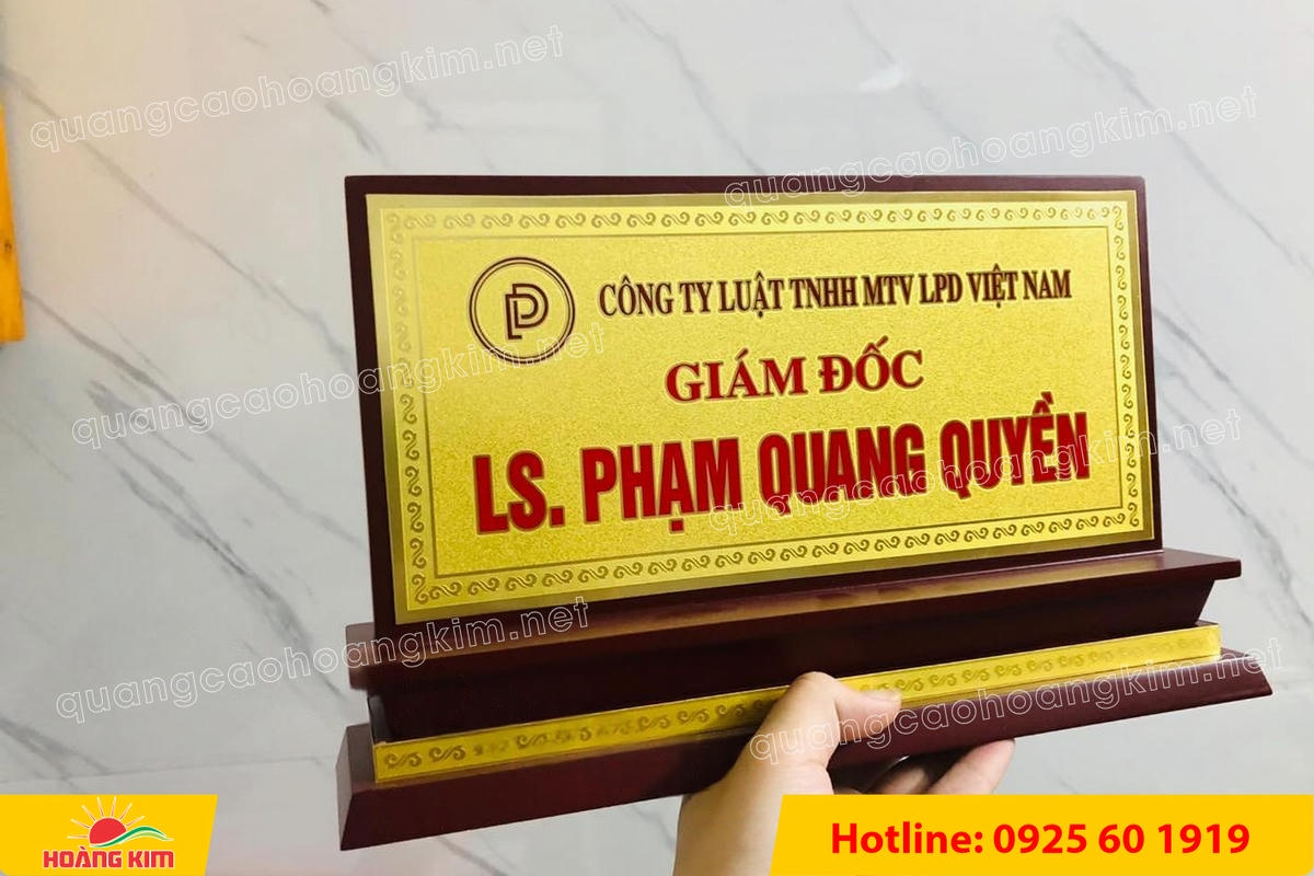 bien chuc danh mat dong de go tam cap dep 182 - BIỂN CHỨC DANH MẶT ĐỒNG ĐẾ GỖ TAM CẤP &ndash; D&Ograve;NG CAO CẤP CHO L&Atilde;NH ĐẠO