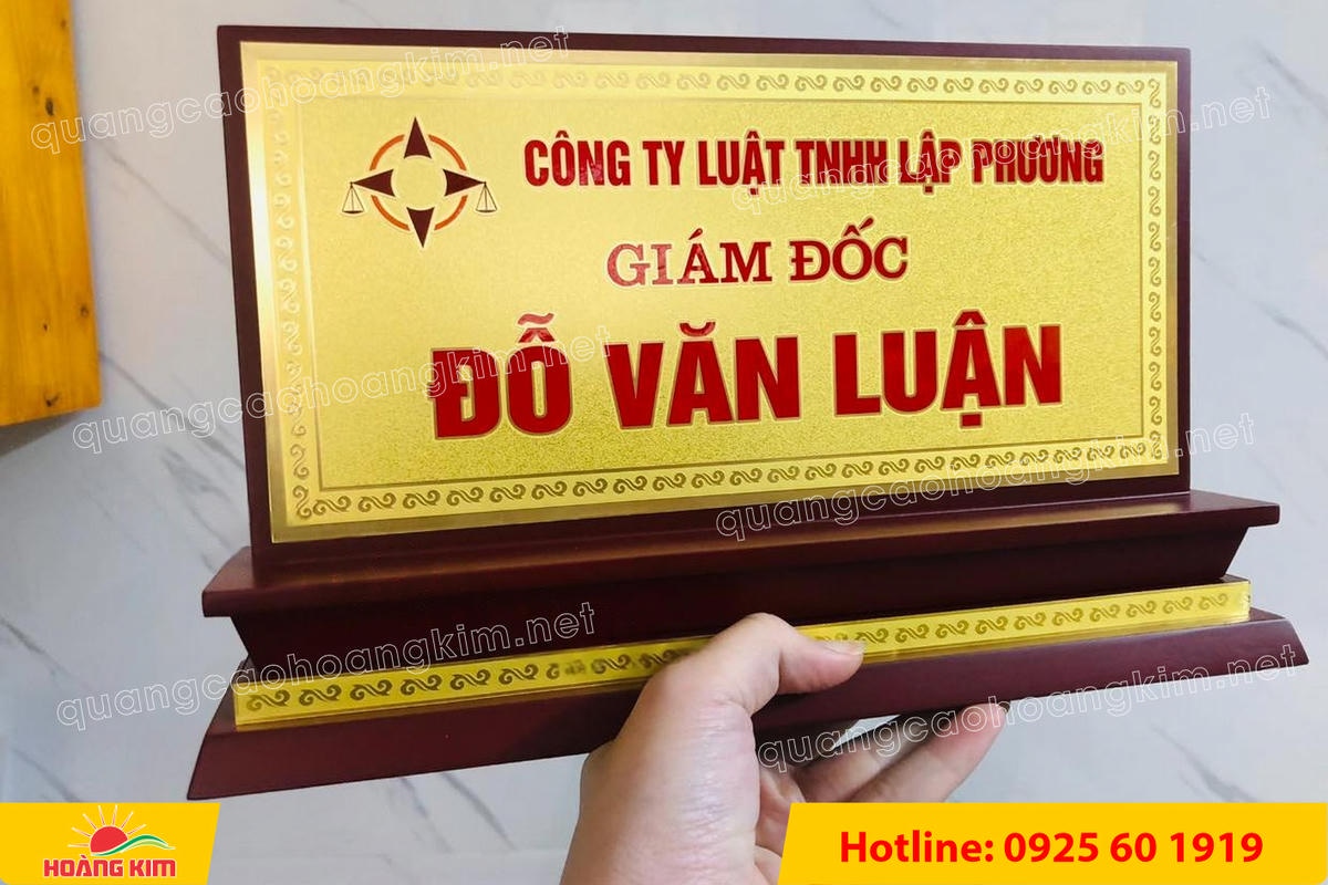 bien chuc danh mat dong de go tam cap dep 183 - BIỂN CHỨC DANH MẶT ĐỒNG ĐẾ GỖ TAM CẤP &ndash; D&Ograve;NG CAO CẤP CHO L&Atilde;NH ĐẠO