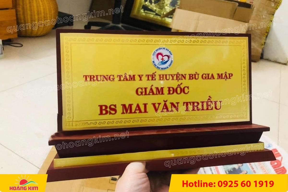 bien chuc danh mat dong de go tam cap dep 184 - BIỂN CHỨC DANH MẶT ĐỒNG ĐẾ GỖ TAM CẤP &ndash; D&Ograve;NG CAO CẤP CHO L&Atilde;NH ĐẠO