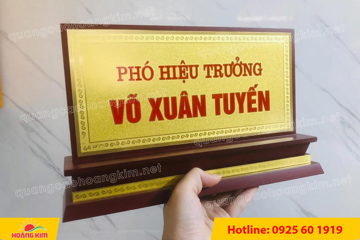bien chuc danh mat dong de go tam cap dep 186 - BIỂN CHỨC DANH MẶT ĐỒNG ĐẾ GỖ TAM CẤP &ndash; D&Ograve;NG CAO CẤP CHO L&Atilde;NH ĐẠO