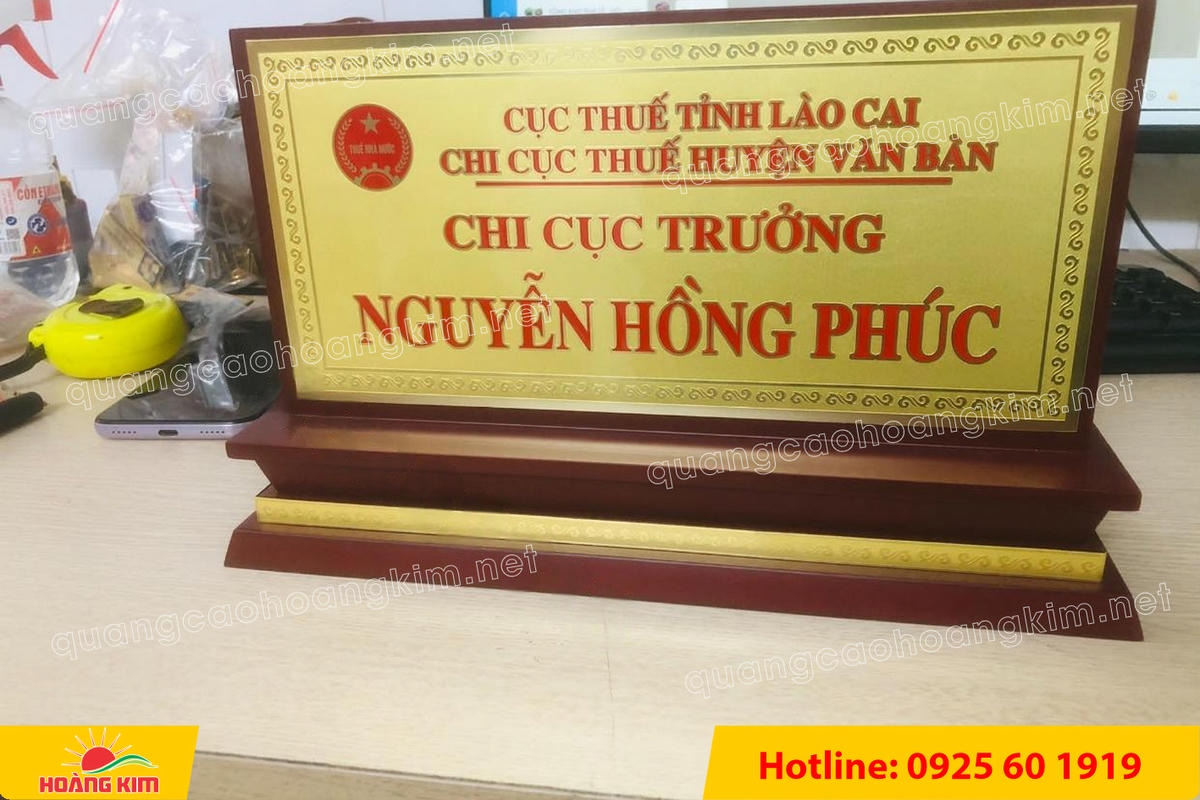 bien chuc danh mat dong de go tam cap dep 187 - BIỂN CHỨC DANH MẶT ĐỒNG ĐẾ GỖ TAM CẤP &ndash; D&Ograve;NG CAO CẤP CHO L&Atilde;NH ĐẠO
