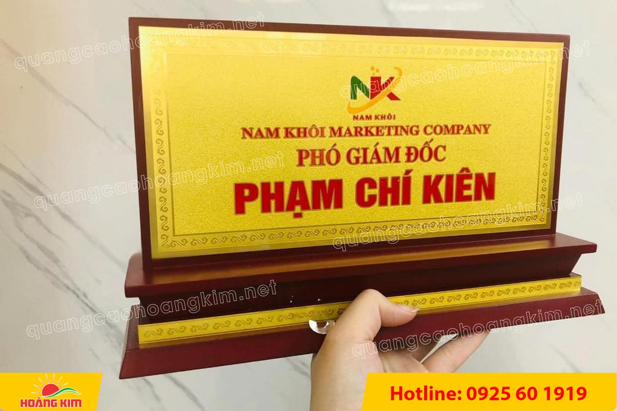 bien chuc danh mat dong de go tam cap dep 188 - BIỂN CHỨC DANH MẶT ĐỒNG ĐẾ GỖ TAM CẤP &ndash; D&Ograve;NG CAO CẤP CHO L&Atilde;NH ĐẠO
