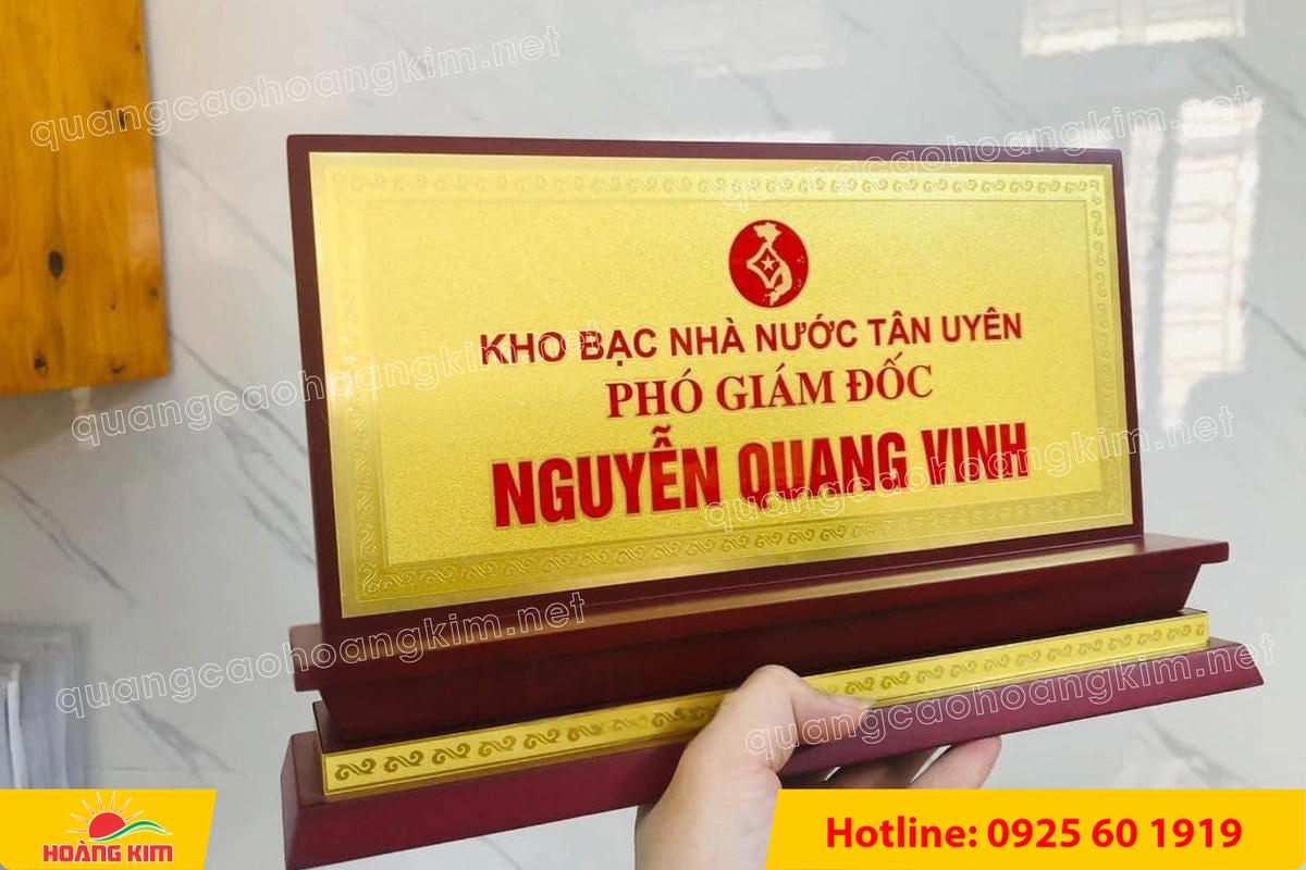 bien chuc danh mat dong de go tam cap dep 189 - BIỂN CHỨC DANH MẶT ĐỒNG ĐẾ GỖ TAM CẤP &ndash; D&Ograve;NG CAO CẤP CHO L&Atilde;NH ĐẠO