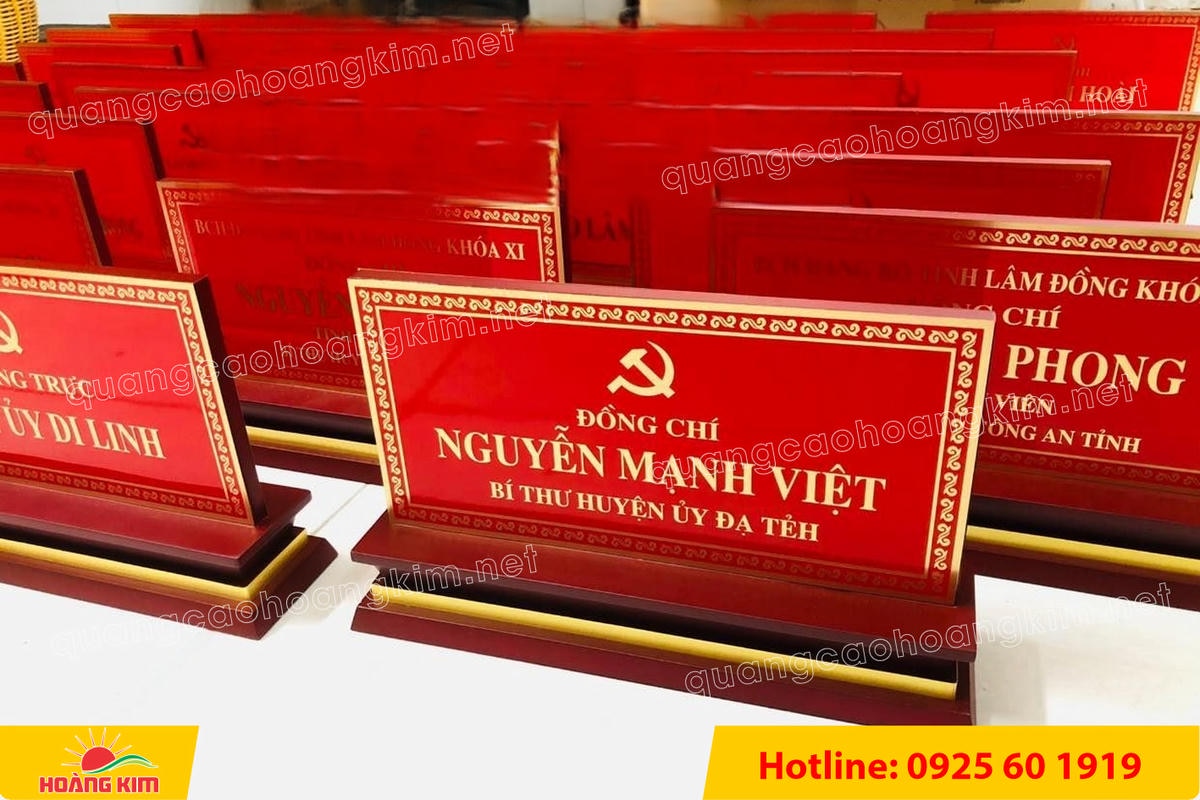 bien chuc danh mat dong de go tam cap dep 190 - BIỂN CHỨC DANH MẶT ĐỒNG ĐẾ GỖ TAM CẤP &ndash; D&Ograve;NG CAO CẤP CHO L&Atilde;NH ĐẠO