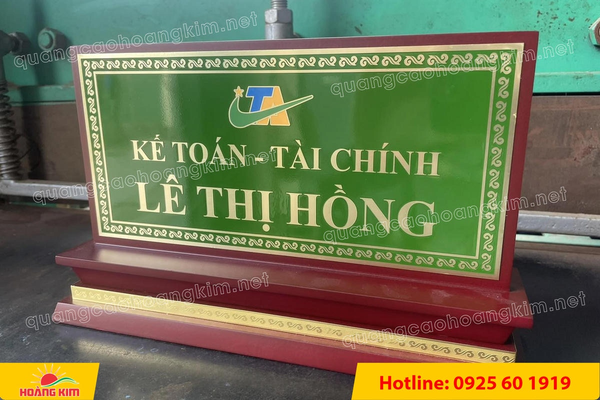 bien chuc danh mat dong de go tam cap dep 191 - BIỂN CHỨC DANH MẶT ĐỒNG ĐẾ GỖ TAM CẤP &ndash; D&Ograve;NG CAO CẤP CHO L&Atilde;NH ĐẠO