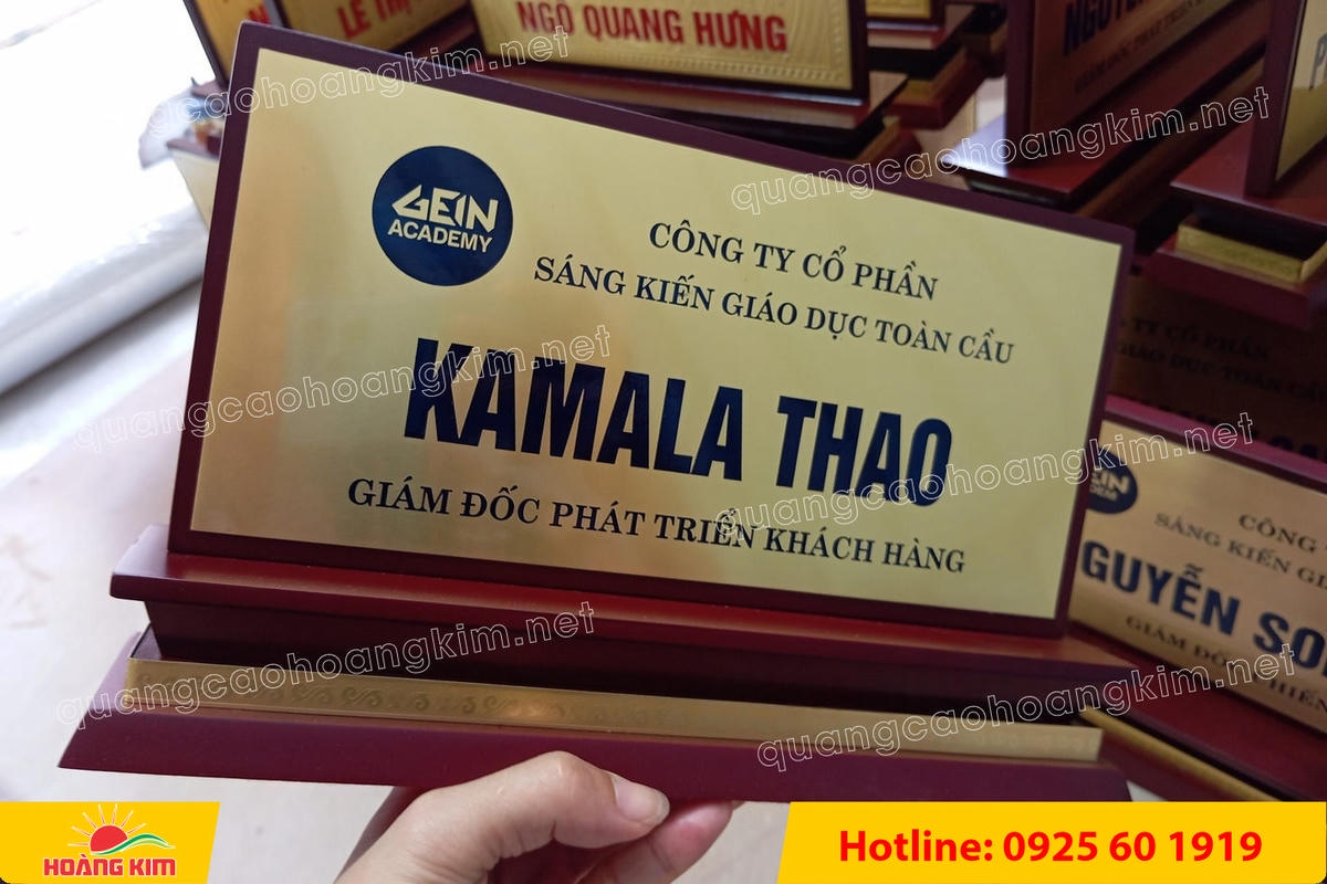 bien chuc danh mat dong de go tam cap dep 197 - BIỂN CHỨC DANH MẶT ĐỒNG ĐẾ GỖ TAM CẤP &ndash; D&Ograve;NG CAO CẤP CHO L&Atilde;NH ĐẠO