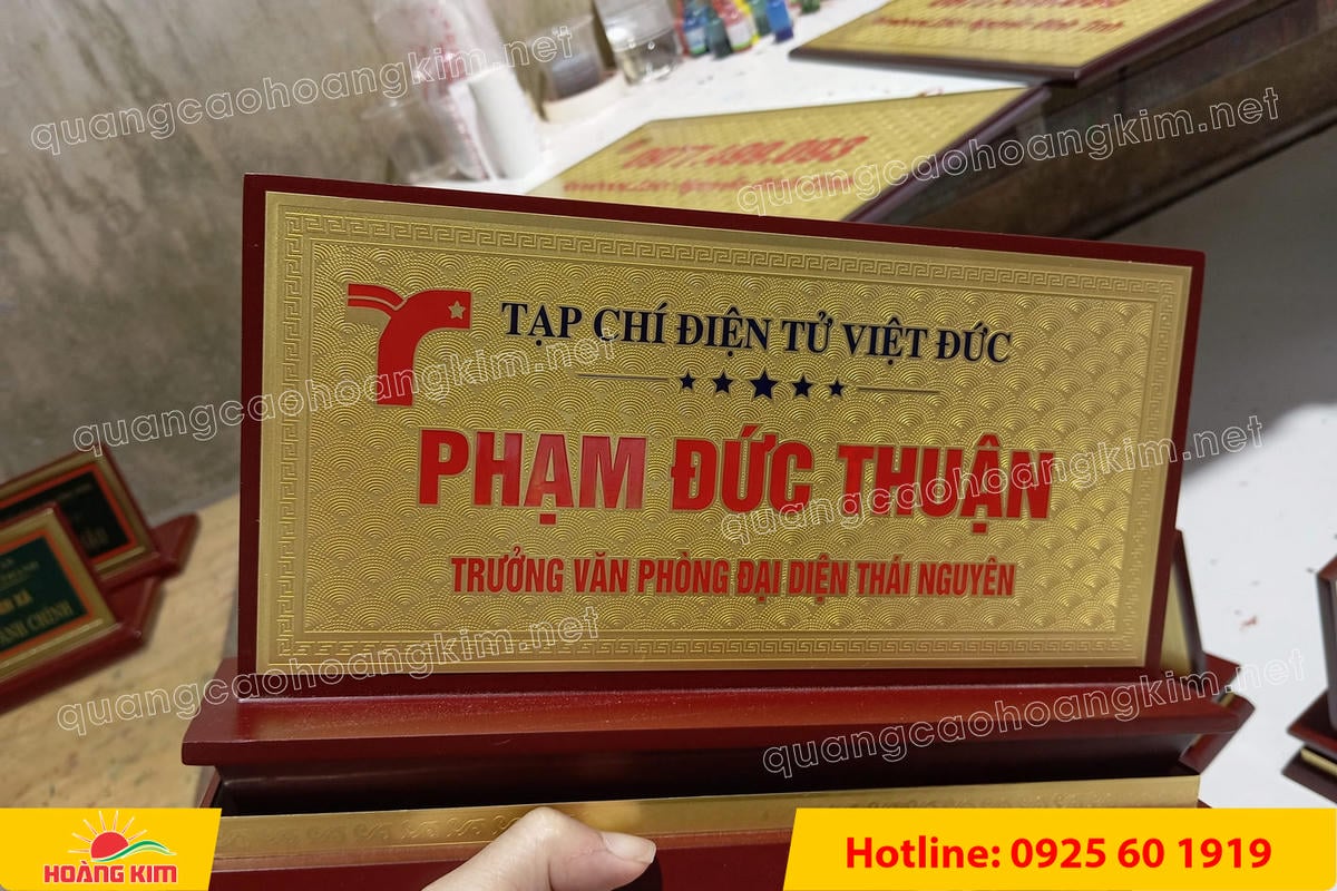 bien chuc danh mat dong de go tam cap dep 198 - BIỂN CHỨC DANH MẶT ĐỒNG ĐẾ GỖ TAM CẤP &ndash; D&Ograve;NG CAO CẤP CHO L&Atilde;NH ĐẠO
