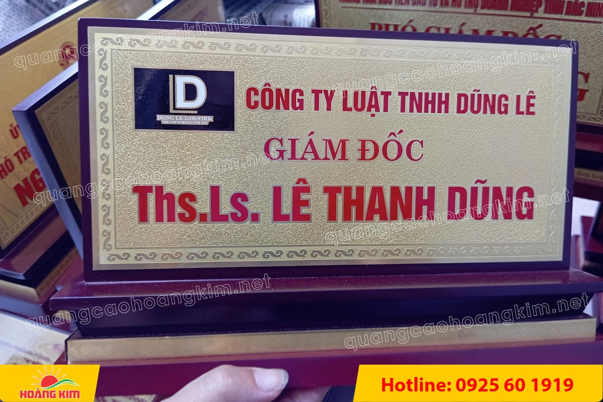 bien chuc danh mat dong de go tam cap dep 199 - BIỂN CHỨC DANH MẶT ĐỒNG ĐẾ GỖ TAM CẤP &ndash; D&Ograve;NG CAO CẤP CHO L&Atilde;NH ĐẠO