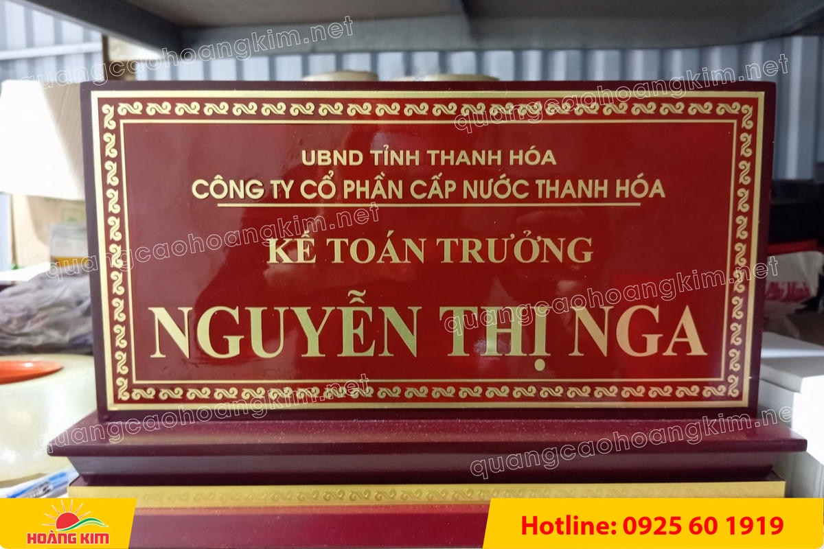 bien chuc danh mat dong de go tam cap dep 201 - BIỂN CHỨC DANH MẶT ĐỒNG ĐẾ GỖ TAM CẤP &ndash; D&Ograve;NG CAO CẤP CHO L&Atilde;NH ĐẠO