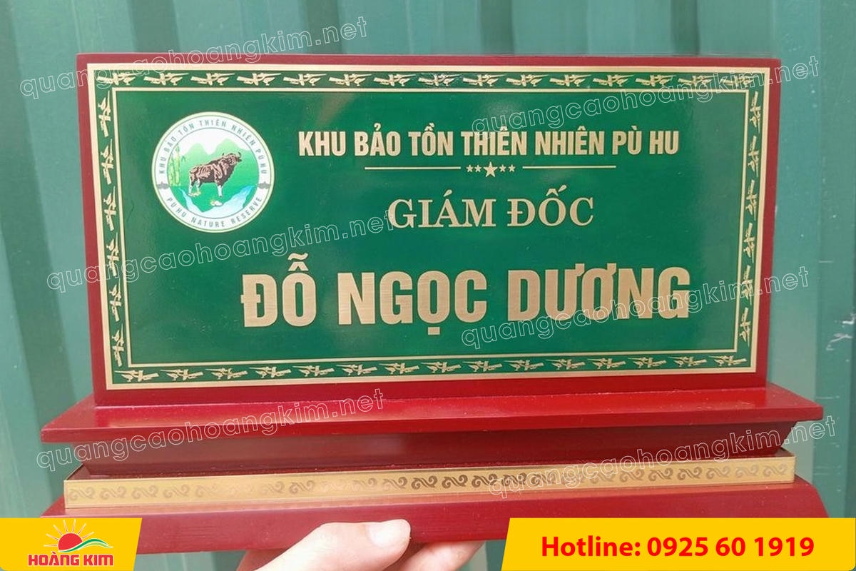 bien chuc danh mat dong de go tam cap dep 202 - BIỂN CHỨC DANH MẶT ĐỒNG ĐẾ GỖ TAM CẤP &ndash; D&Ograve;NG CAO CẤP CHO L&Atilde;NH ĐẠO