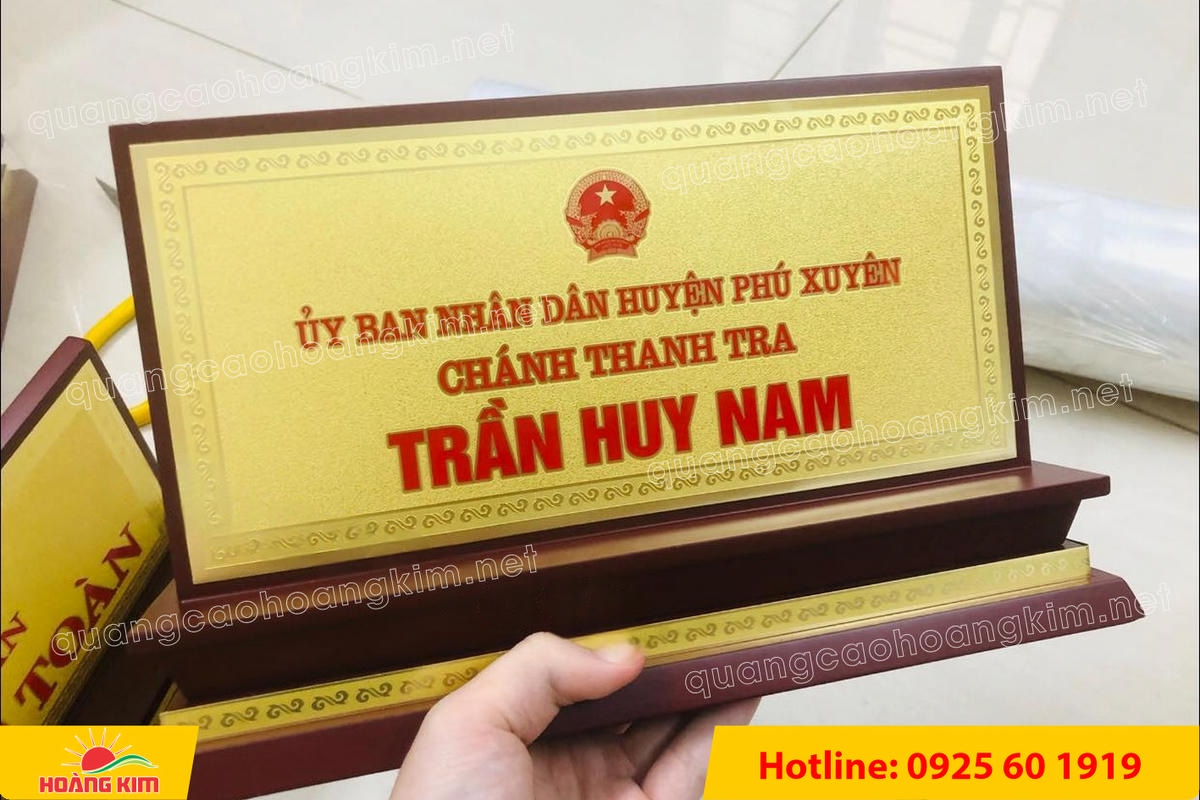 bien chuc danh mat dong de go tam cap dep 209 - BIỂN CHỨC DANH MẶT ĐỒNG ĐẾ GỖ TAM CẤP &ndash; D&Ograve;NG CAO CẤP CHO L&Atilde;NH ĐẠO