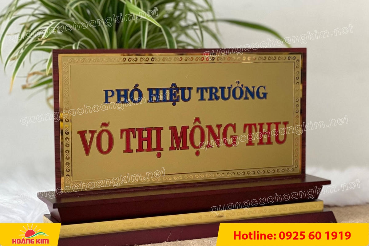 bien chuc danh mat dong de go tam cap dep 210 - BIỂN CHỨC DANH MẶT ĐỒNG ĐẾ GỖ TAM CẤP &ndash; D&Ograve;NG CAO CẤP CHO L&Atilde;NH ĐẠO