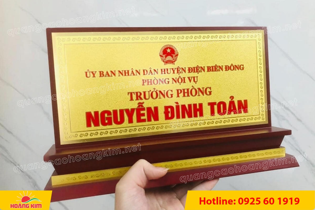 bien chuc danh mat dong de go tam cap dep 214 - BIỂN CHỨC DANH MẶT ĐỒNG ĐẾ GỖ TAM CẤP &ndash; D&Ograve;NG CAO CẤP CHO L&Atilde;NH ĐẠO