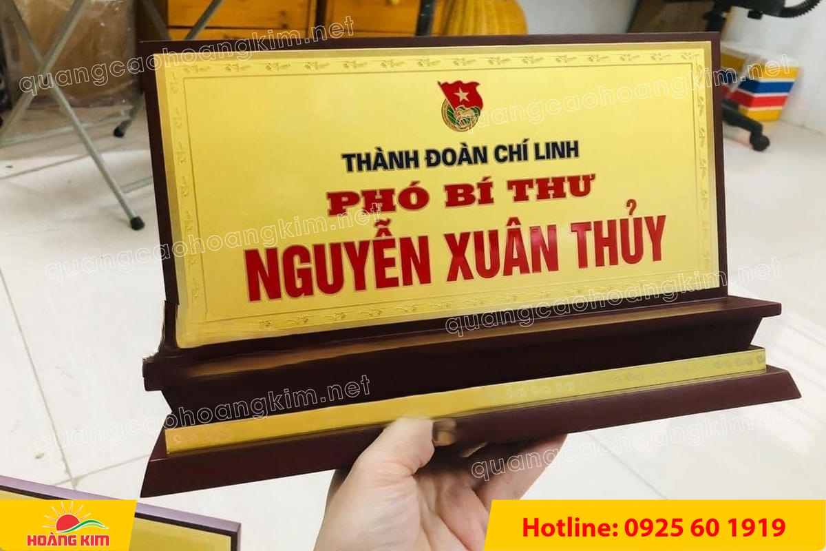 bien chuc danh mat dong de go tam cap dep 217 - BIỂN CHỨC DANH MẶT ĐỒNG ĐẾ GỖ TAM CẤP &ndash; D&Ograve;NG CAO CẤP CHO L&Atilde;NH ĐẠO