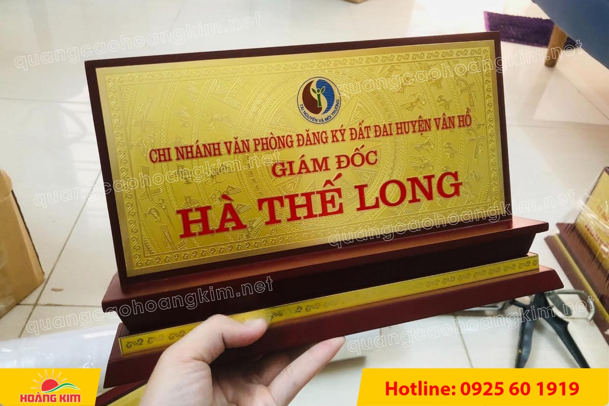 bien chuc danh mat dong de go tam cap dep 218 - BIỂN CHỨC DANH MẶT ĐỒNG ĐẾ GỖ TAM CẤP &ndash; D&Ograve;NG CAO CẤP CHO L&Atilde;NH ĐẠO