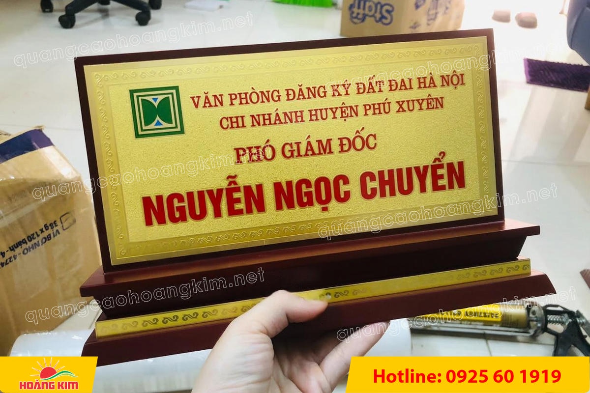 bien chuc danh mat dong de go tam cap dep 219 - BIỂN CHỨC DANH MẶT ĐỒNG ĐẾ GỖ TAM CẤP &ndash; D&Ograve;NG CAO CẤP CHO L&Atilde;NH ĐẠO