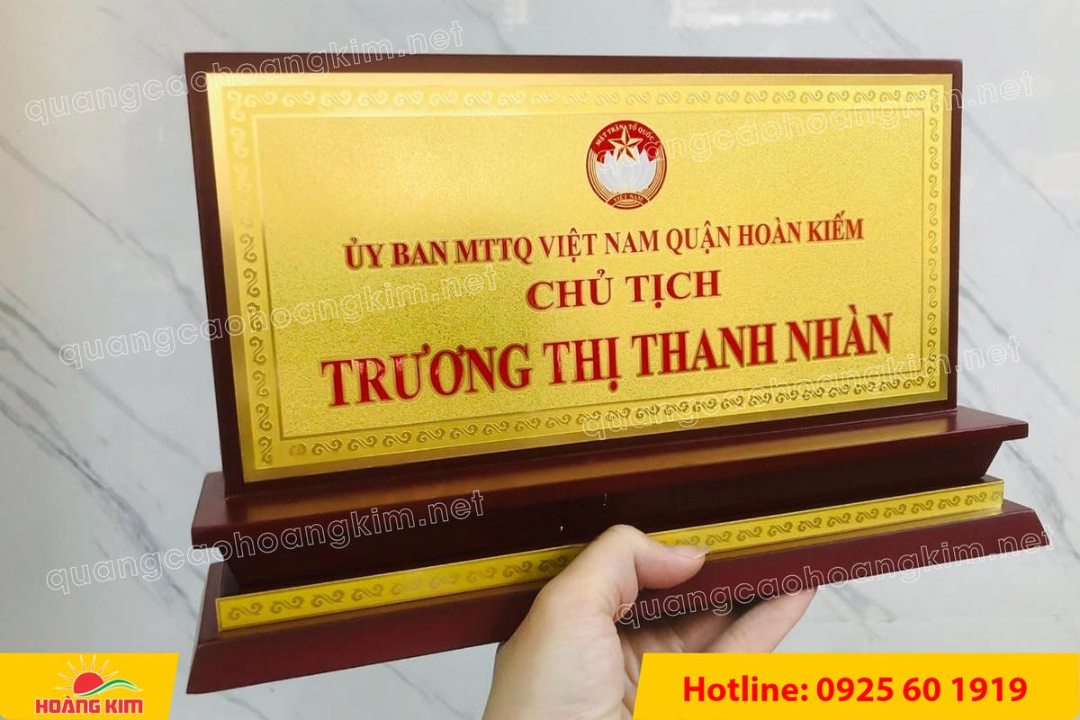 bien chuc danh mat dong de go tam cap dep 220 - BIỂN CHỨC DANH MẶT ĐỒNG ĐẾ GỖ TAM CẤP &ndash; D&Ograve;NG CAO CẤP CHO L&Atilde;NH ĐẠO