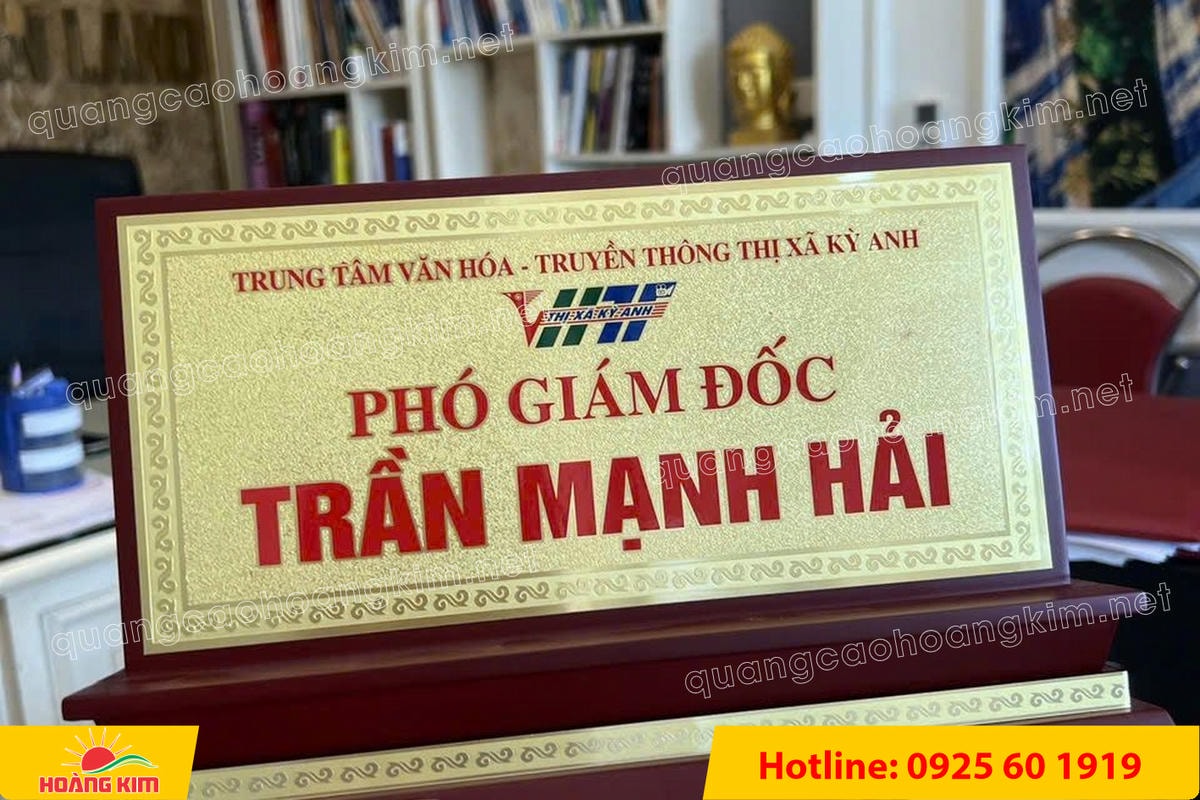 bien chuc danh mat dong de go tam cap dep 221 - BIỂN CHỨC DANH MẶT ĐỒNG ĐẾ GỖ TAM CẤP &ndash; D&Ograve;NG CAO CẤP CHO L&Atilde;NH ĐẠO