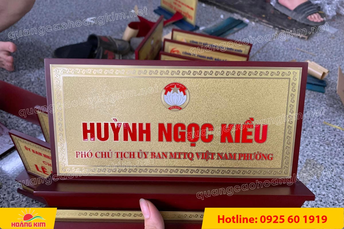 bien chuc danh mat dong de go tam cap dep 229 - BIỂN CHỨC DANH MẶT ĐỒNG ĐẾ GỖ TAM CẤP &ndash; D&Ograve;NG CAO CẤP CHO L&Atilde;NH ĐẠO