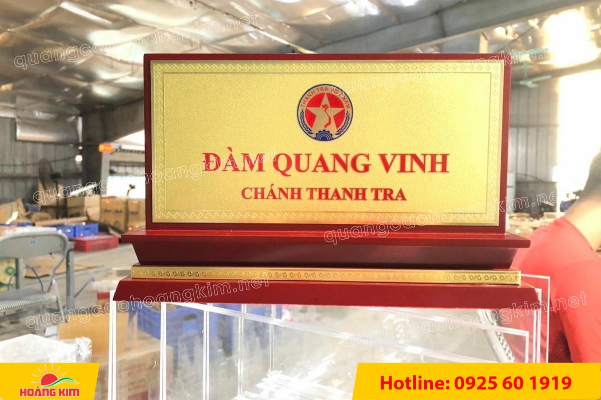 bien chuc danh mat dong de go tam cap dep 23 - BIỂN CHỨC DANH MẶT ĐỒNG ĐẾ GỖ TAM CẤP &ndash; D&Ograve;NG CAO CẤP CHO L&Atilde;NH ĐẠO