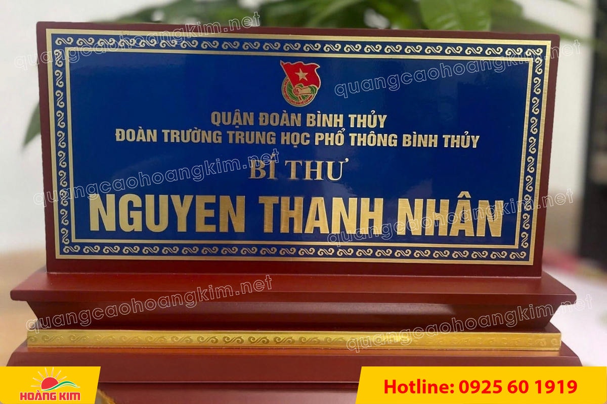 bien chuc danh mat dong de go tam cap dep 230 - BIỂN CHỨC DANH MẶT ĐỒNG ĐẾ GỖ TAM CẤP &ndash; D&Ograve;NG CAO CẤP CHO L&Atilde;NH ĐẠO